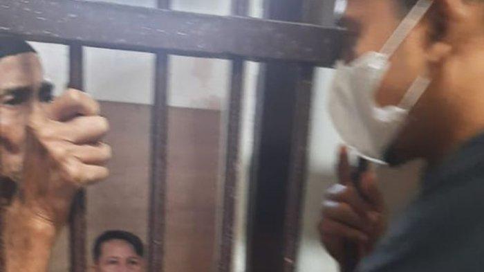 Mbah Minto saat dijenguk Haryanto Kuasa Hukumnya di sel tahanan Kejaksaan Negeri Demak.
