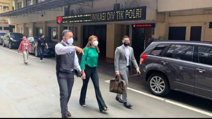 Tamara Bleszinksy terlihat mendatangi Bareskrim Polri, Jakarta Selatan, Selasa (12/10/2021).