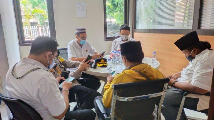 Ratusan massa yang tergabung dalam Komite Anti Penista Agama (Kopenima) kembali turun jalan untuk menggelar aksi di depan gedung Polda Jatim, Senin (24/10).