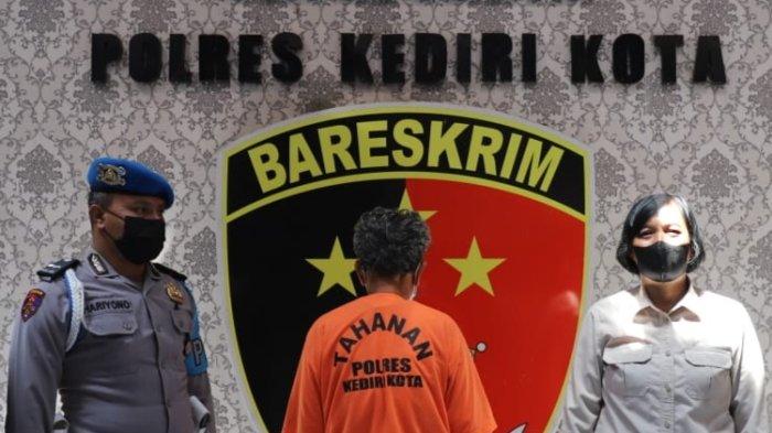 Petugas Satuan Reserse Kriminal Polres Kediri Kota mengamankan TM karena telah melakukan persetubuhan dengan cucu kandungnya sendiri, Jumat (26/8/2022).