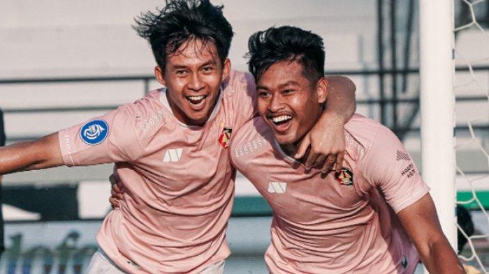 Pemain Persik Kediri, Septian Bagaskara (kanan) merayakan gol kemenangannya ke gawang PSS Sleman, Rabu (2/1/2022)
