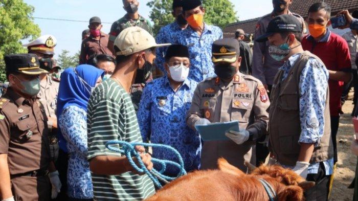 Pejabat Forpimda Kota Blitar memantau aktivitas perdagangan di Pasar Hewan Dimoro, Kota Blitar, Selasa (17/5/2022).Â