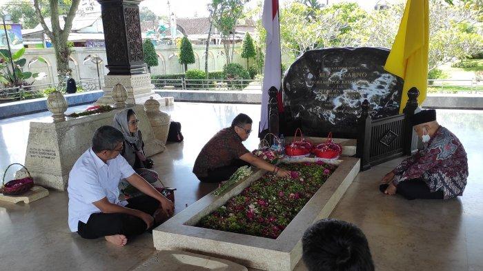 Sekjen PDIP, Hasto Kristiyanto ziarah di Makam Bung Karno, Kota Blitar, sebelum mengikuti upacara ziarah HUT ke-57 Lemhannas RI, Jumat (13/5/2022).