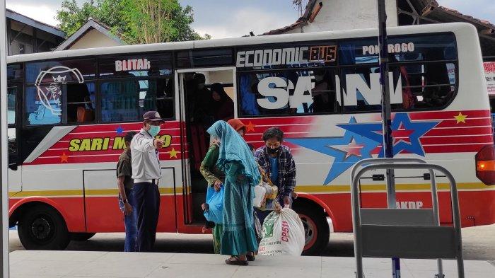 Petugas mengarahkan penumpang yang baru datang di Terminal Tipe A Patria Blitar, Sabtu (7/5/2022).