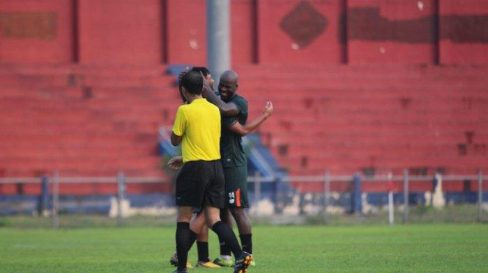 Wasit memimpin laga Persik Kediri vs KS TIga Naga di Stadion Brawijaya Kediri