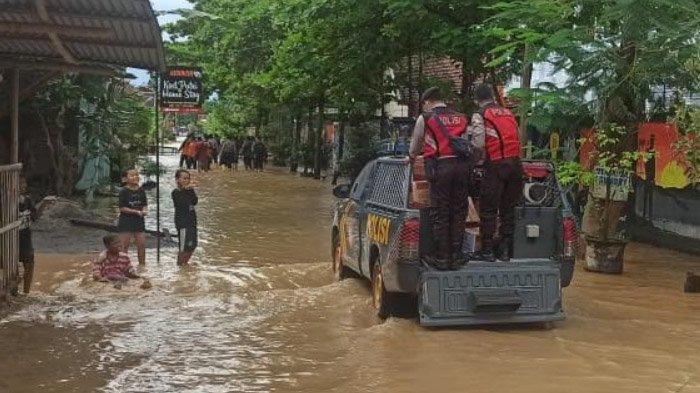 Banjir merendam sejumlah daerah dan ruas jalan di Kabupaten Ponorogo, Rabu (1/6/2022).