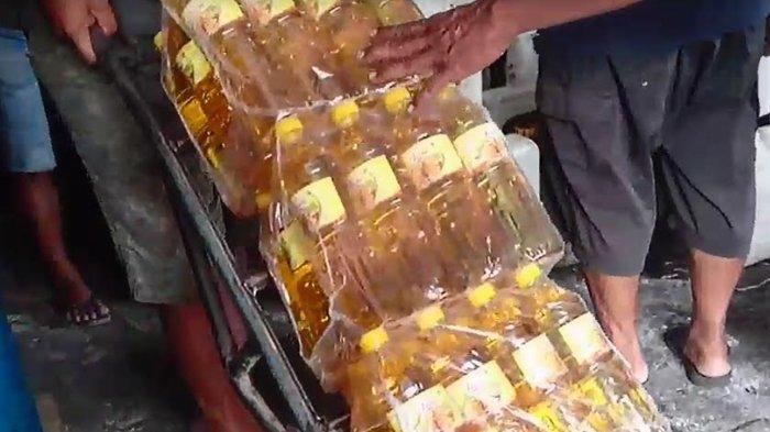 Minyak goreng DMO dalam kemasan yang masih dijual tinggi di pedagang sembako.