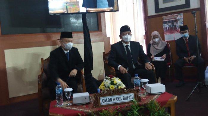 Dua calon Wakil Bupati Tulungagung, Gatut Sunu Wibowo dan Panhis Yody Wirawan bersiap di depan ruang sidang DPRD Tulungagung.