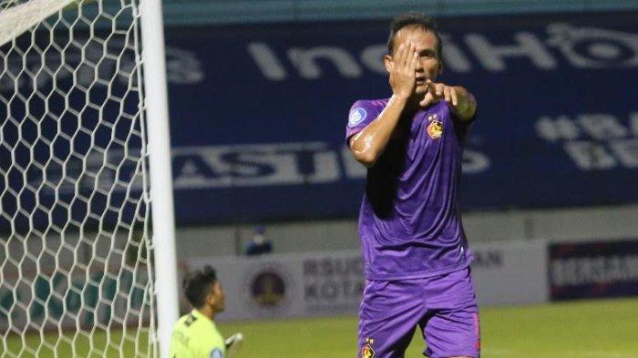 Gaya selebrasi Faris Aditama setelah mencetak gol untuk Persik Kediri di laga melawan Persipura Jayapura