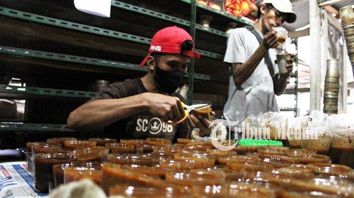 Menjelang perayaan Imlek tahun 2022, Kue Bakul Merbau yang legendaris ini telah menerima pesanan dari konsumen setianya yang beralamat di Jalan Merbau No. 11/7, Kecamatan Medan Petisah, Kota Medan, Selasa (25/01/2022). Usaha musiman Kue Bakul Merbau ini mulai dijual dari harga Rp 50 Ribu per kotak.