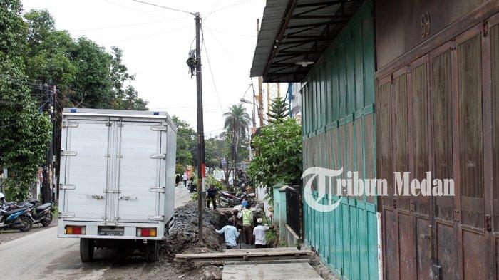 Masyarakat mengeluhkan pengerjaan drainase yang terkesan asal jadi seperti di Jalan Gelas, Kecamatan Medan Petisah, Kota Medan, Rabu (26/01/2022). Masyarakat mengharapkan Dinas Pekerjaan Umum Kota Medan dapat menindaklanjuti keluhan ini.