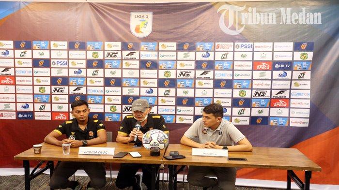 Pelatih Sriwijaya FC Liestiadi (tengah) sedang memberikan keterangan pers menjelang laga lanjutan Liga 2 Indonesia di Cradle Space Jalan Iskandar Muda Nomor 127, Kota Medan, Senin (26/9/2022) siang. Pekan ke enam Liga 2 Indonesia, Karo United menjamu lawannya Sriwijaya FC pada pukul 16.00 di Stadion Teladan Medan.