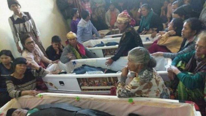 4 korban kecelakaan di Taput, keluarga Sagala tiba di rumah duka di Desa Parbuluan 5 Kabupaten Dairi, Minggu (14/8/2022).