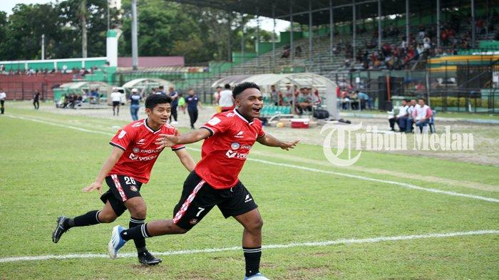 Pemain Karo United Harberd Akhova Sokoy (kanan)
