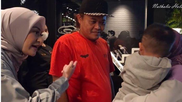 ADZAM MENANGIS MELIHAT SULE: Dalam video yang beredar di Instagram, @real.dramahalu, Rabu (16/11/2022), tampak Nathalie Holscher bertemu anak-anak Sule, Rizky Febian dan Putri Delina serta Mahalini pacar Rizky Febian. Momen itu sontak heboh karena anak-anak Sule terlihat canggung bertemu Nathalie Holscher usai bercerai dengan ayahnya. (Instagram)