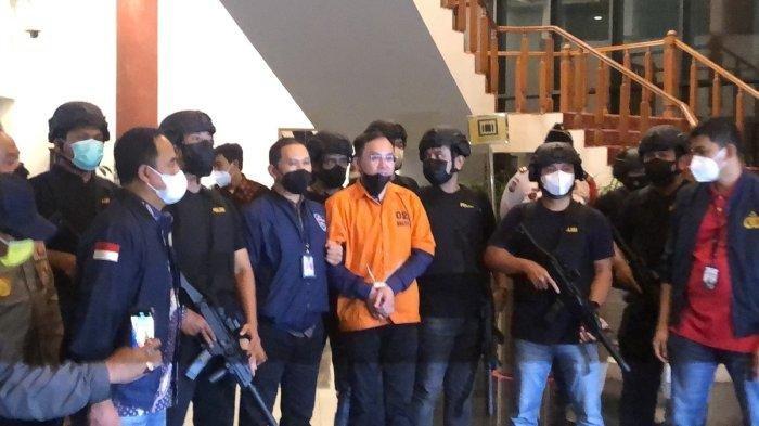 Apin BK Bos Judi Online Pakai Baju Tahanan