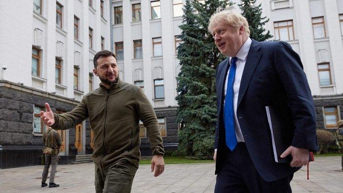 Gambar selebaran ini diambil dan dirilis pada 9 April 2022 oleh Layanan Pers Kepresidenan Ukraina menunjukkan Presiden Ukraina Volodymyr Zelensky (kiri) menyambut Perdana Menteri Inggris Boris Johnson menjelang pertemuan mereka di Kyiv. Perdana Menteri Inggris Boris Johnson melakukan kunjungan mendadak ke Kyiv pada 9 April 2022 dalam