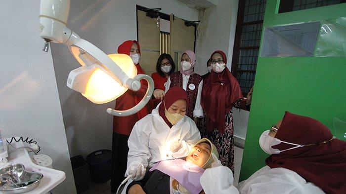 Dokter gigi melakukan pemeriksaan gigi terhadap warga pada acara Bulan Kesehatan Gigi Nasional (BKGN) 2022, di Fakultas Kedokteran Gigi Universitas Sumatera Utara (USU) Medan, Sumut, Jumat (11/11).TRIBUN MEDAN/RISKY CAHYADI