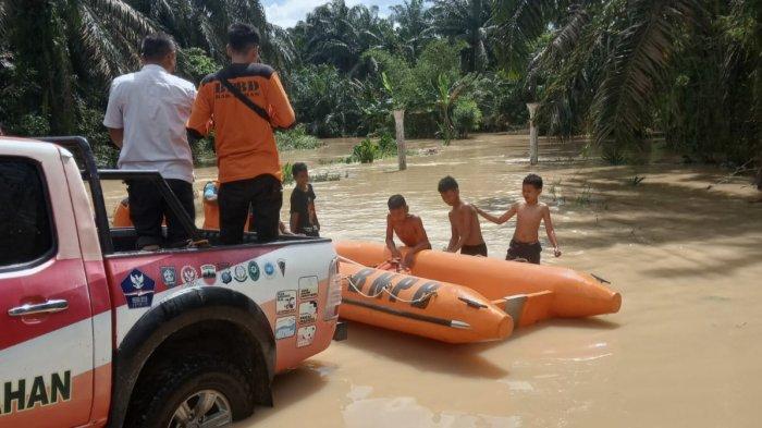 Banjir menggenangi 43 desa dan 5 kelurahan di Kabupaten Asahan, mengakibatkan 17 ribu jiwa terdampak dan beberapa warga terpaksa mengungsi.