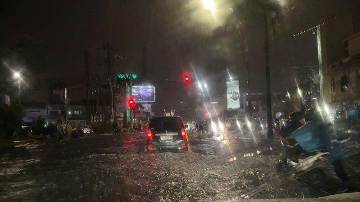 Banjir menggenangi Jalan Sunggal menuju Jalan Gatot Subroto Medan, Jumat (18/11/2022).