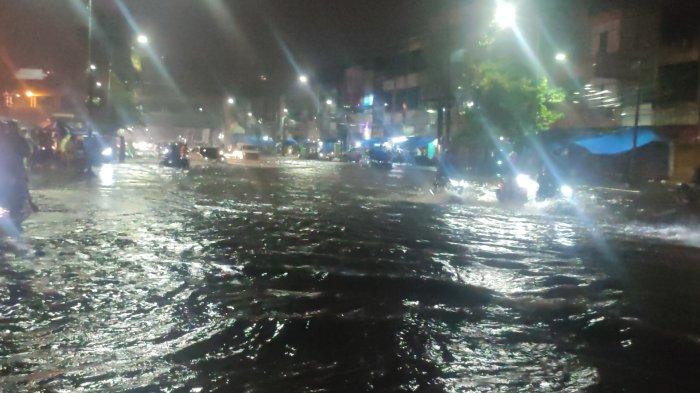 Beberapa kendaraan yang nekat melewati banjir di Jalan Gatot Subroto.