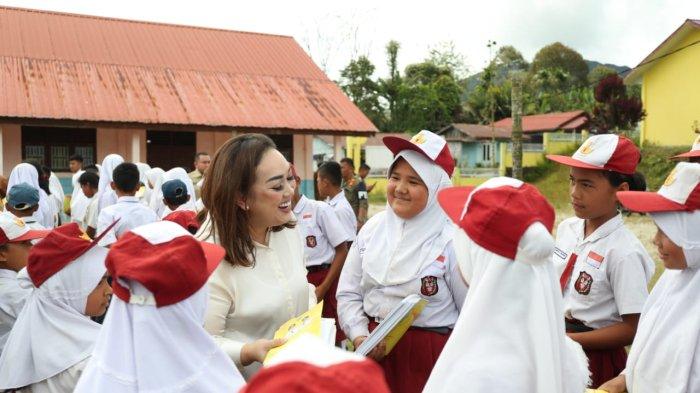 Bupati Pakpak Bharat Franc Bernhard Tumanggor bersama istri, Ny.Juniatry Franc Tumanggor mengunjungi berbagai sekolah di Kecamatan Sitellu Tali Urang Julu ( STTU Julu), Kabupaten Pakpak, Sumatera Utara, Selasa (10/1/2023).
Dalam kunjungan ini, Franc Tumanggor berdialog dengan para pelajar, guru dan tenaga pendidik lainnya serta membagikan buku-buku tulis bagi ribuan pelajar.