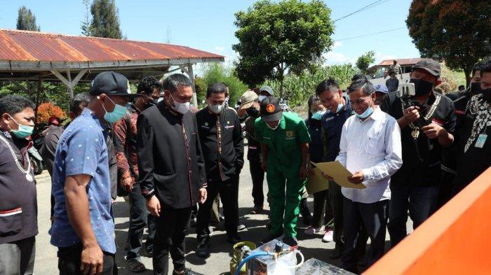 Bupati Pakpak Bharat Franc Bernhard Tumanggor menyaksikan langsung penyerahan bantuan alsintan di Dinas Ketahanan Pangan dan Pertanian Pakpak Bharat, Kamis (20/1/2022).