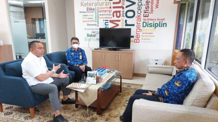 Bupati Pakpak Bharat, Franc Bernhard Tumanggor menemui Direktur Preservasi Jalan Kementerian Pekerjaan Umum dan Perumahan Rakyat (PUPR), Ir. Akhmad Chayadi, M Eng SC di Jakarta, Senin (3/10/2022) lalu. Kini Bupati Pakpak Bharat, Franc Bernhard Tumanggor kembali mengunjungi Kantor Balai Besar Pelaksana Jalan Nasional (BBPJN) Sumut di Medan, Kamis (13/10/2022). Adapun kunjungan Bupati Franc ke Kantor BBPJN Sumut ini terkait tindaklanjut perbaikan ruas jalan nasional penghubung Sumut-Aceh di Kabupaten Pakpak Bharat yang baru-baru ini amblas.