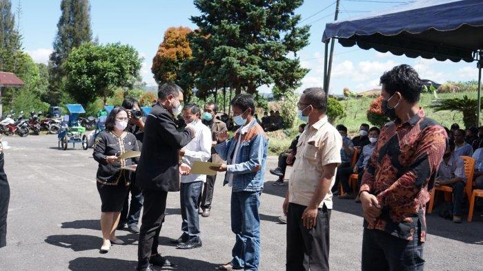 Bupati Pakpak Bharat Franc Bernhard Tumanggor memberikan secara langsung alat mesin pertanian kepada masyarakat petani di halaman Dinas Ketahanan Pangan dan Pertanian Pakpak Bharat, Senin (20/1/2022).