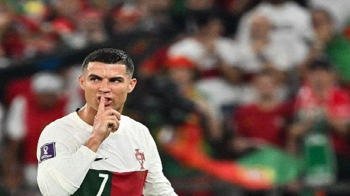 Cristiano Ronaldo tampak emosi ketika ditarik keluar pada pertengahan babak kedua laga Grup H Piala Dunia 2022 Qatar yang mempertemuka Korea Selatan vs Portugal di Education City Stadium, Jumat (2/12/2022) malam WIB.