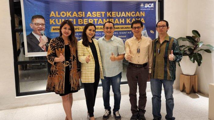 Foto bersama BM BCA Siantar Ibu Lenny Chin, dan Suami Istri Owner Hotel Alvina & Botanica Cafe Siantar Pak Ali Geno & Ibu Vinna dengan Darmin & David Liong selesai presentasi topik