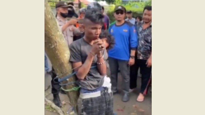 Kedua pelaku terlihat diikat dibatang pohon setelah kepergok curi besi.