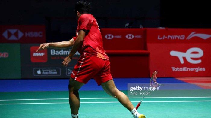 Momen Anthony Ginting melakukan selebrasi banting raket usai berhasil juara Singapore Open 2022. Getty Image/Yong Tec Lim