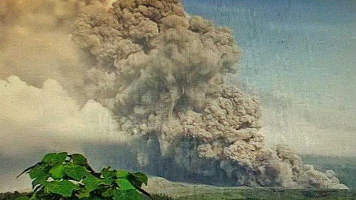 Awan panas guguran (APG) Gunung Semeru terpantau dari CCTV Pos Pantau PVMBG Kabupaten Lumajang, Jawa Timur, Minggu (4/12/2022) pukul 06.30 WIB.