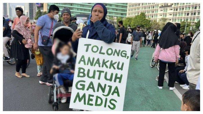 Ibu bawa poster minta ganja medis dilegalkan