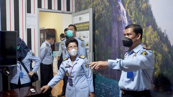 Kepala Divisi Administrasi Kanwil Kementerian Hukum dan HAM Sumatera Utara, Betni Humiras Purba melakukan kegiatan monitoring dan evaluasi di Kantor Imigrasi Sibolga, Selasa (21/12/2021).