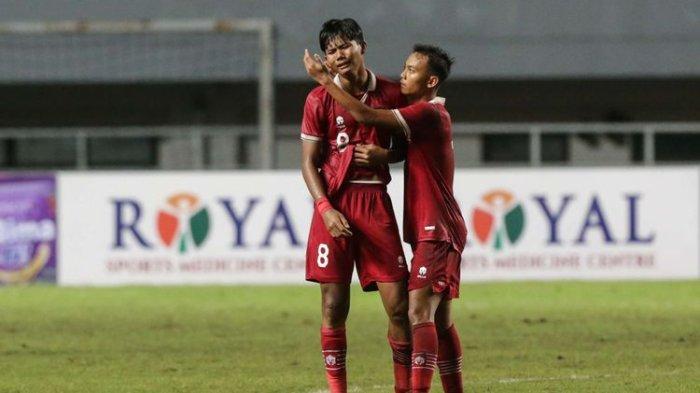 Pemain timnas U17 Indonesia Arkhan Kaka kecewa usai membobol gawang timnas Malaysia pada laga Kualifikasi Piala Asia U17 2023 di Stadion Pakansari, Kabupaten Bogor, Minggu (9/10/2022). Indonesia kalah 1-5 atas Malaysia. Ketum PSSI Ada di Malang dan Dituntut Mundur, Presiden FAM Tonton Langsung Laga Indonesia Vs Malaysia di Pakansari
