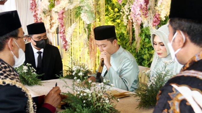 Sejumlah ulama dan pejabat di Sumatera Utara meyaksikan acara pernikahan putra Wali Kota Medan, Rahudman Harahap dan Ritha Wizni, istrinya. Acara resepsi pernikahan berlangsung di Pendopo Tasbih 1 No A-25 Medan, Sabtu (22/1/2021).