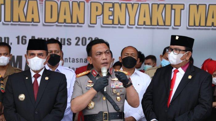 Kapolda Sumut Irjen Pol Drs RZ Panca Putra Simanjuntak MSi bersama Gubernur Sumut Edy Rahmayadi menggelar temu pers terkait pemusnahan judi di Mapolda Sumut, Selasa (16/8/2022).