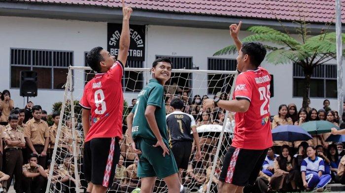 Para pemain Karo United menggelar program Milih Ku Huta sembari menunggu kejelasan Liga 2 bergulir lagi