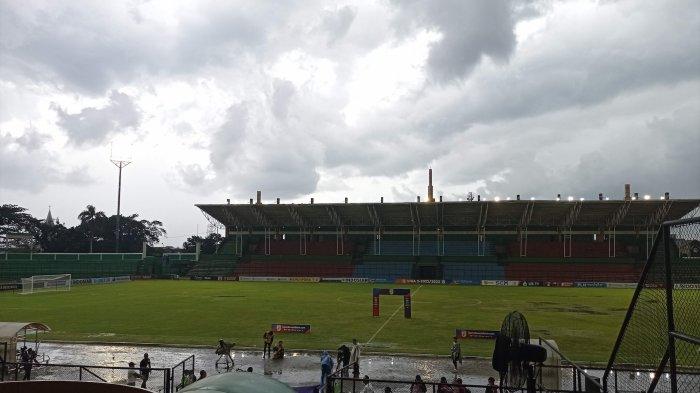 Suasana lapangan Stadion Teladan, Medan yang tergenang oleh air akibat hujan deras. Sejatinya laga antara Karo United melawan Sriwijaya dalam pekan keenam Liga 2 musim 2022/2023, bakal berlangsung Selasa (27/9/2022) pukul 16.00 WIB. Namun, laga ditunda.
