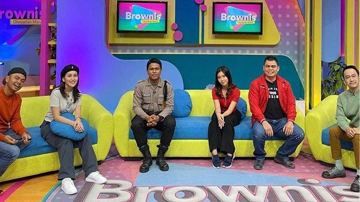 Chris John dan putrinya saat menjadi bintang tamu dalam program acara Brownis Trans TV, Jumat (9/12/2022).