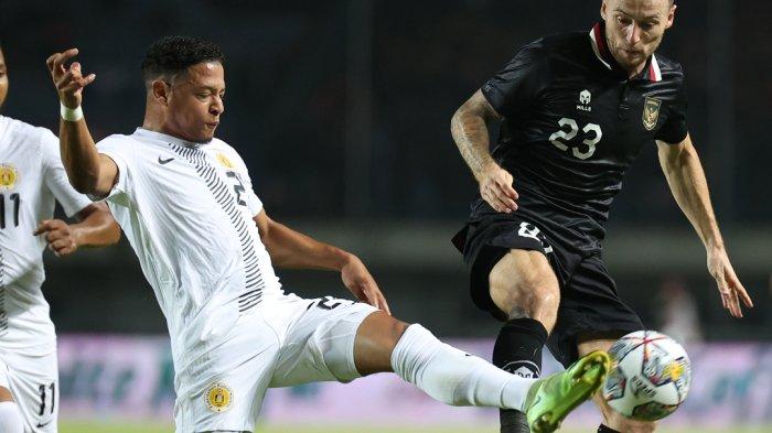 Gelandang Timnas Indonesia, Marc Klok berduel dengan pemain timnas Curacao di laga uji coba FIFA Matchday, Sabtu (24/9/2022)