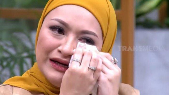 Nathalie Holscher curhat sambil menangis kepada Raffi Ahmad dan Irfan Hakim rasakan trauma karena pernikahannya dengan Sule yang kini sudah tak baik-baik saja. Nadya Holscher Dihujat Pengangguran oleh Netizen, Nathalie Holscher Langsung Pasang Badan dan Ungkap Pekerjaan sang Adik