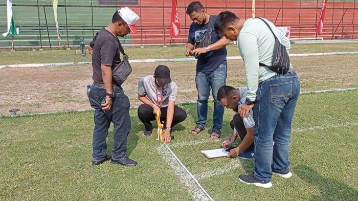 Perwakilan PT LIB sedang memeriksa kelayakan Stadion Teladan PSMS Medan jelang pelaksanaan kompetisi Liga 2 musim 2022/2023 mendatang, Selasa (9/8/2022).
