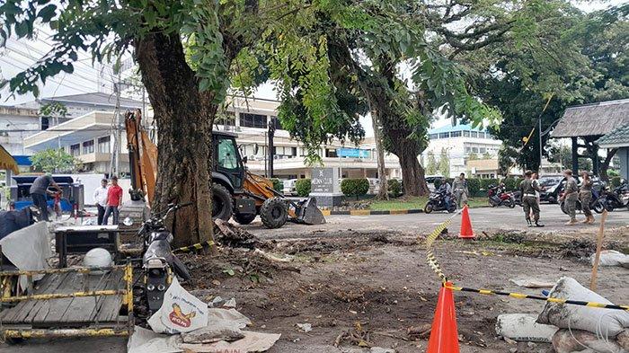 Situasi saat Pemerintah Provinsi (Pemprov) Sumatera Utara merobohkan tembok pembatas antara Kantor Gubernur dengan Eks Medan Club pascapelunasan pembelian lahan, Selasa (17/1/2023).