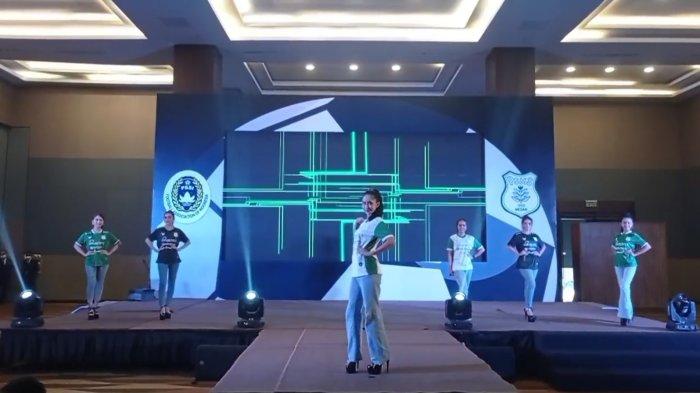 Para model mengenakan jersey PSMS Medan terbaru dalam acara launching pemain, pelatih, dan ofisial jelang Liga 2 2022/2023, di Hotel Santika, Medan, Rabu (24/8/2022).Â