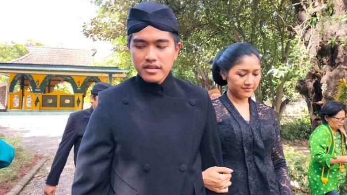 Pasangan Kaesang Pangarep dan Erina Gunono saat berziarah ke makam pengusaha Puro Mangkunegaran dari masa ke masa, Selasa (29/11/2022).