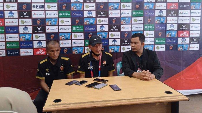 Pelatih Sriwijaya FC, Liestiadi (tengah) didampingi pemain, Amirul Mukminin (kiri) saat memberikan keterangan pers usai laga melawan PSMS Medan, di Stadion Teladan Medan, Minggu (18/9/2022).