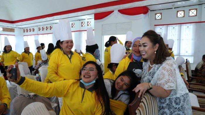 Ketua TP PKK Pakpak Bharat, Ny. Juniatry Franc Tumanggor mengunjungi lokasi